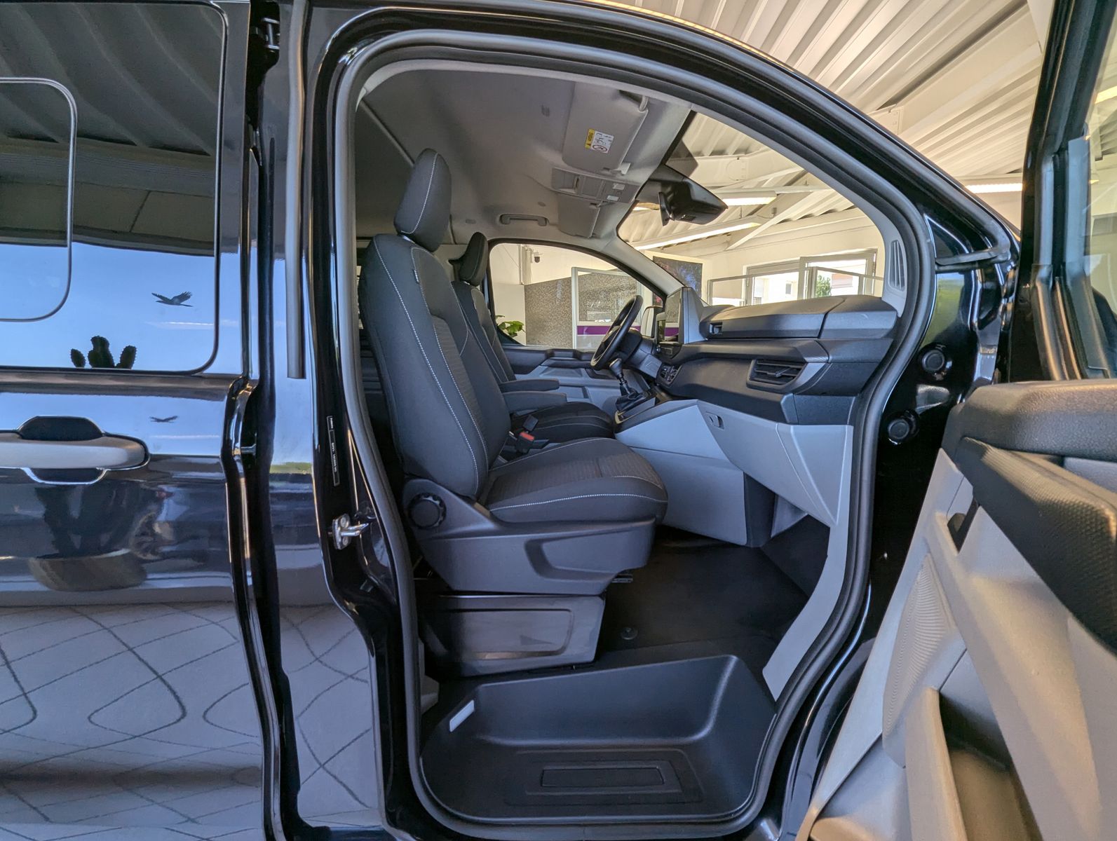 Fahrzeugabbildung Ford Transit Custom 320 L1 Navi 8-Sitze LED Kamera