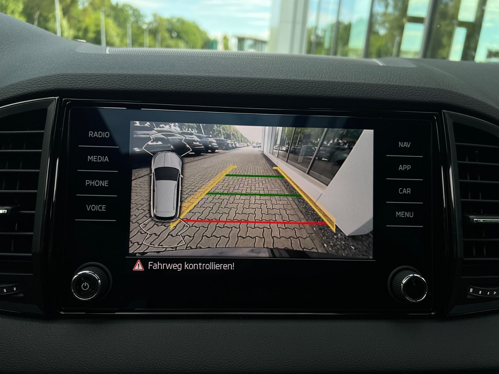Fahrzeugabbildung SKODA Karoq Sportline 2.0 TSI 4x4 DSG *Panorama, AHK,