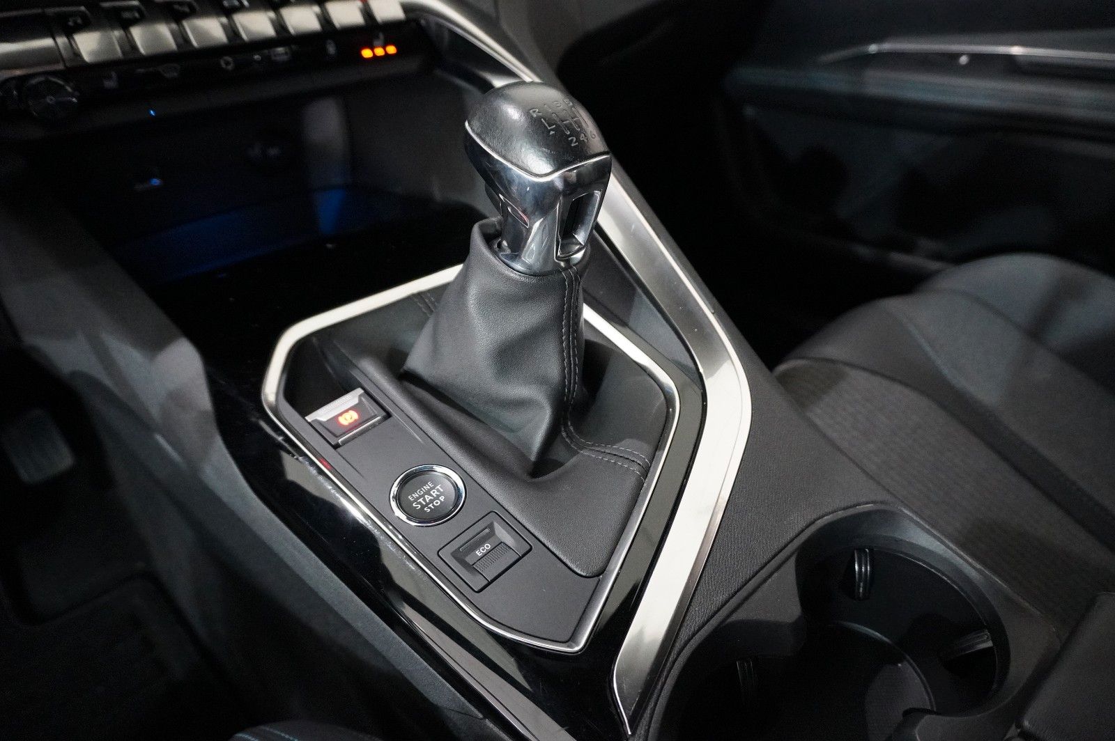 Fahrzeugabbildung Peugeot 3008 1.2T ALLURE PACK NAVI/LED/KAMERA/SH/SPORT