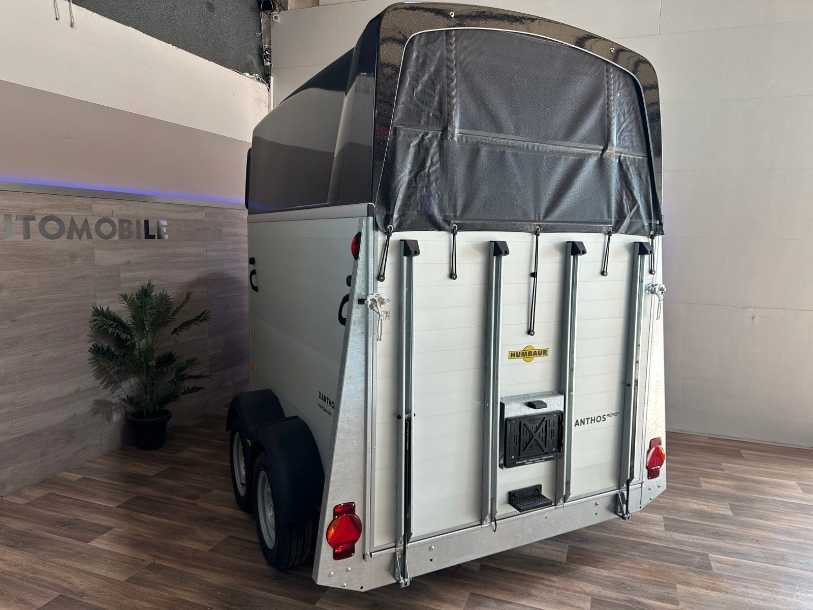Fahrzeugabbildung Humbaur Xanthos Aero 2400 Black metallic --Lagerwagen--