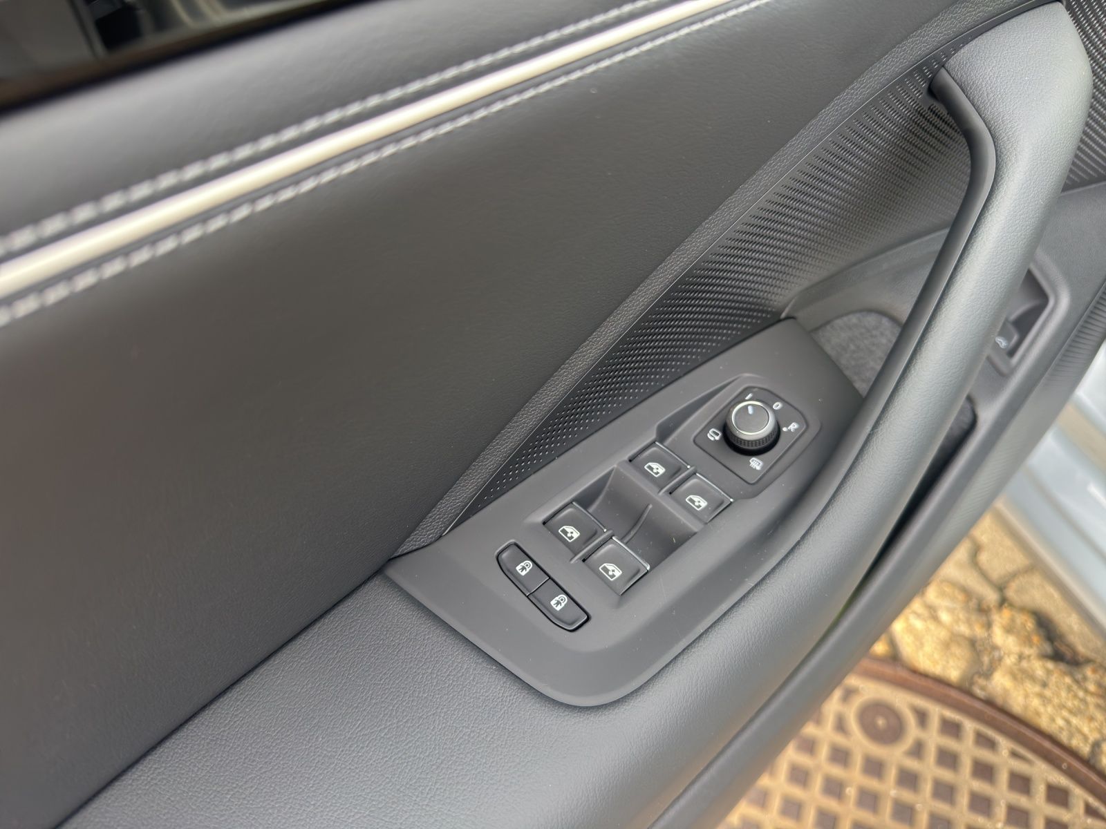 Fahrzeugabbildung Volkswagen Passat Elegance eHybrid IQ.Light ACC AHZV DAB+