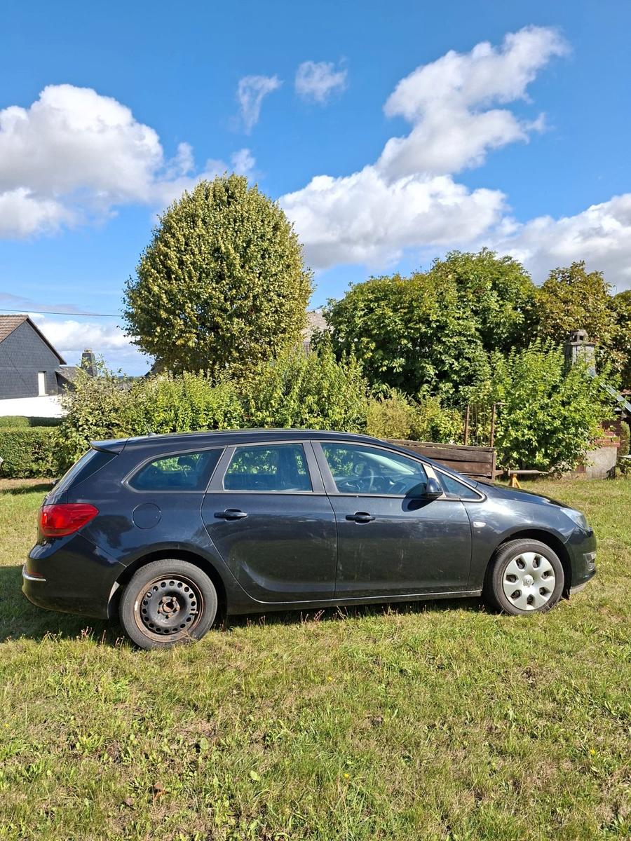 Opel Astra 2014 — interior