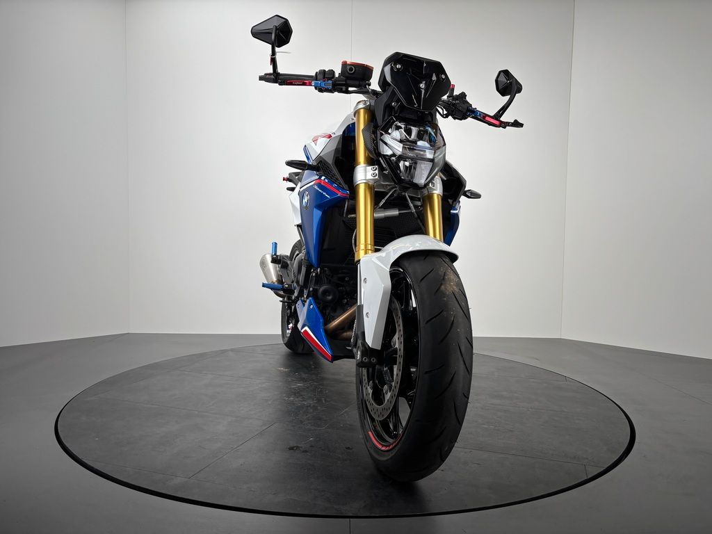 Fahrzeugabbildung BMW F900 R *TOP-AUSSTATTUNG *1. HAND *ARROW