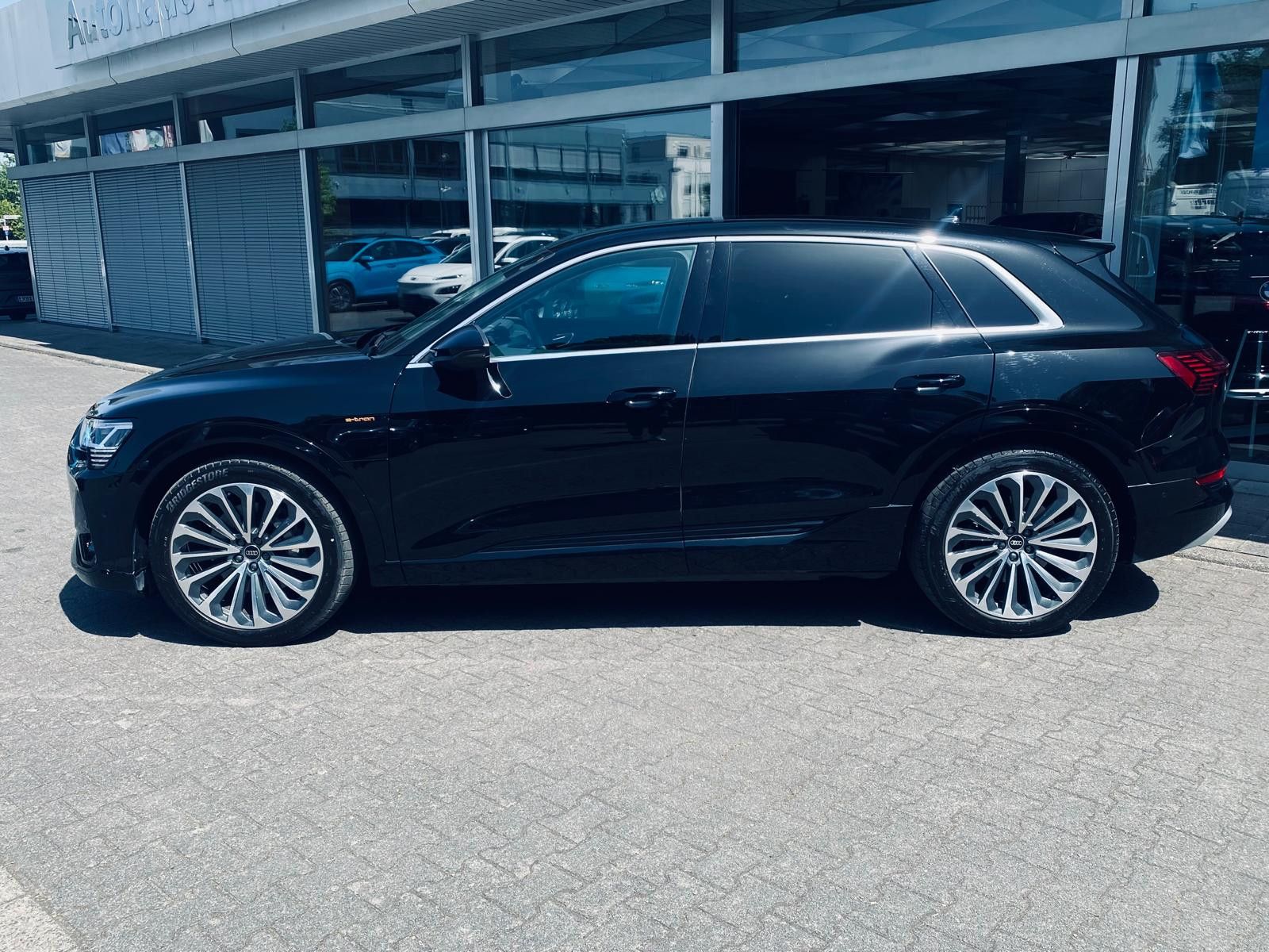Fahrzeugabbildung Audi e-tron 55 Quat S LINE LUFT+LED+NAVI+SHZ+KAM+B&O+