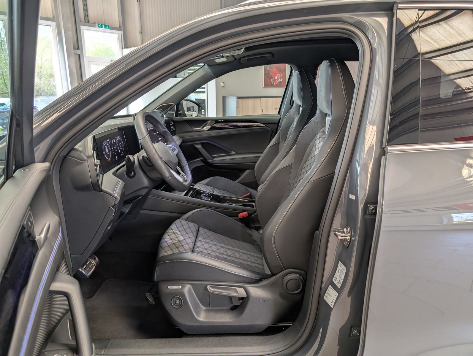 Fahrzeugabbildung Volkswagen Tiguan 2.0TDI R-Line 4M Pano H/K AHK Matrix 20"