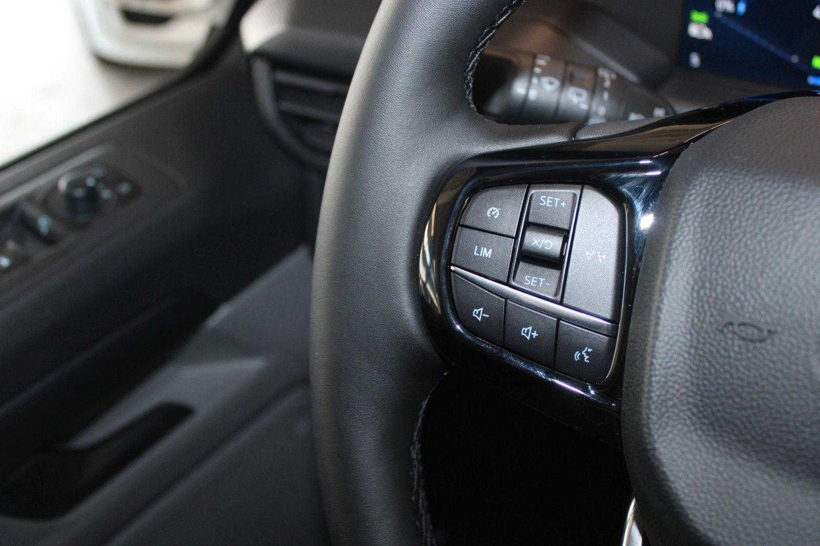 Fahrzeugabbildung Ford E-Transit Custom L1 TREND 9-Sitze AHK NAVI GJR