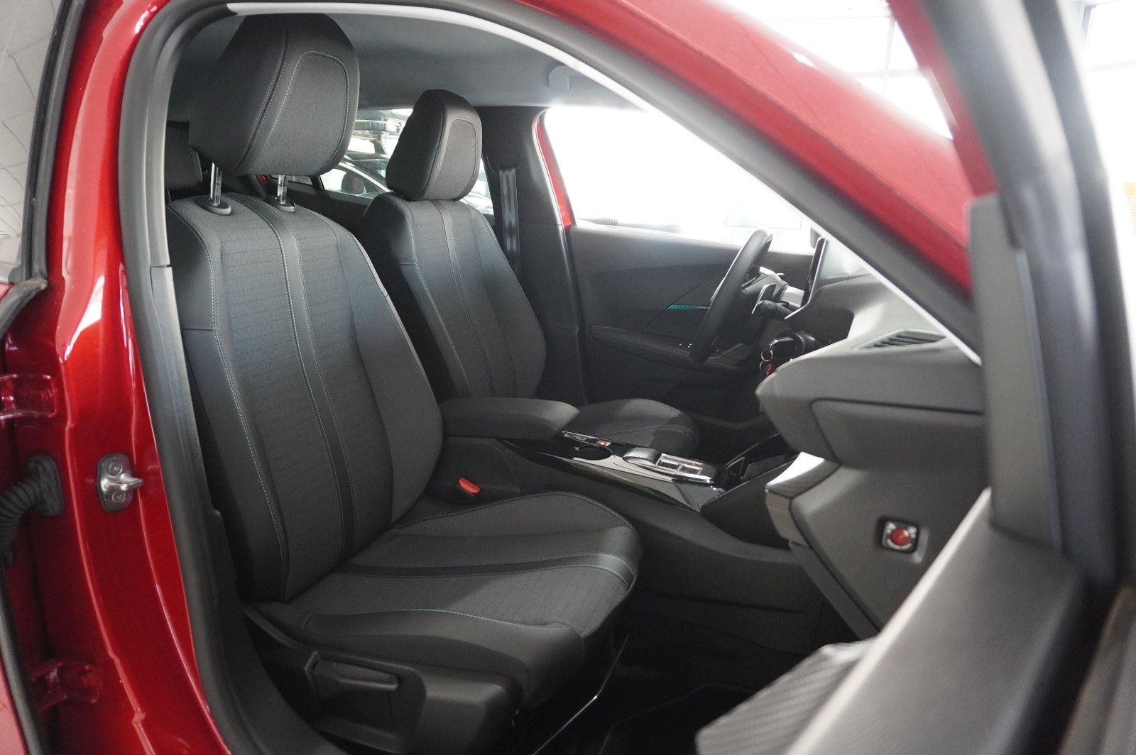 Fahrzeugabbildung Peugeot 2008 1.2T ALLURE AT NAVI/LED/KAMERA/SHZ/VIRT.