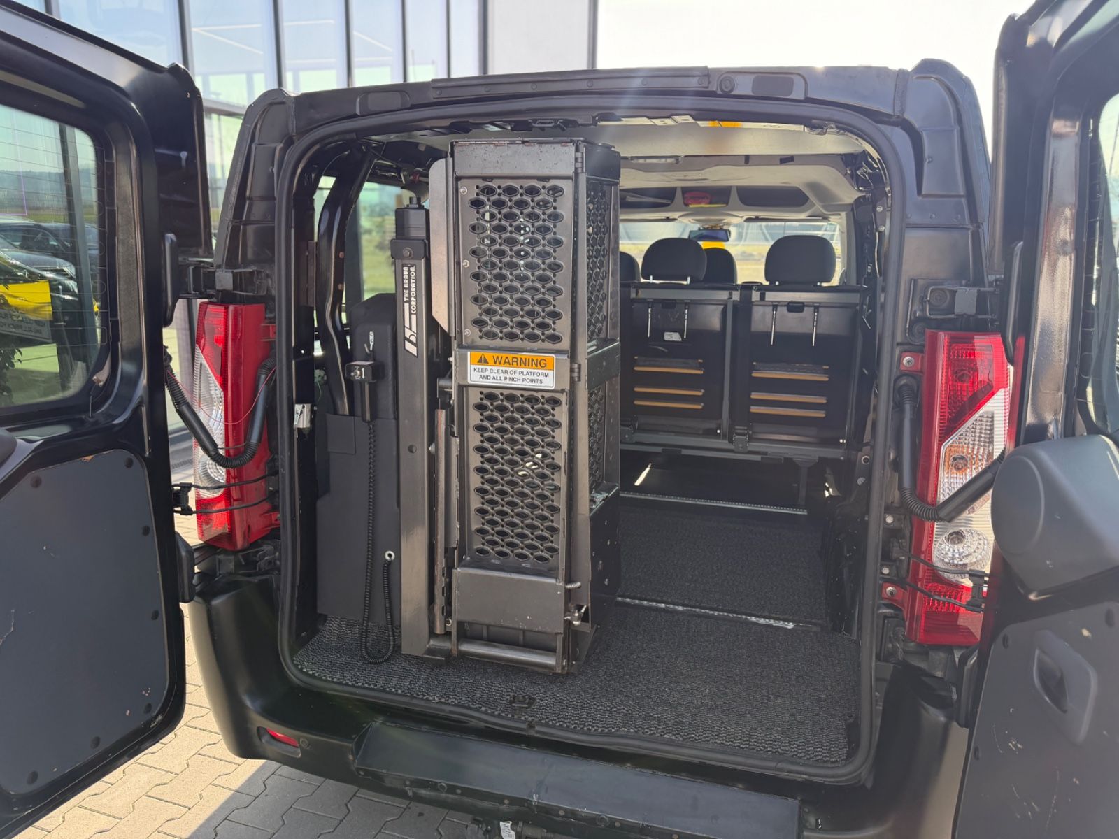 Proace L2H1 Comfort 2.0 6-Sitzer Rollstuhl Rampe