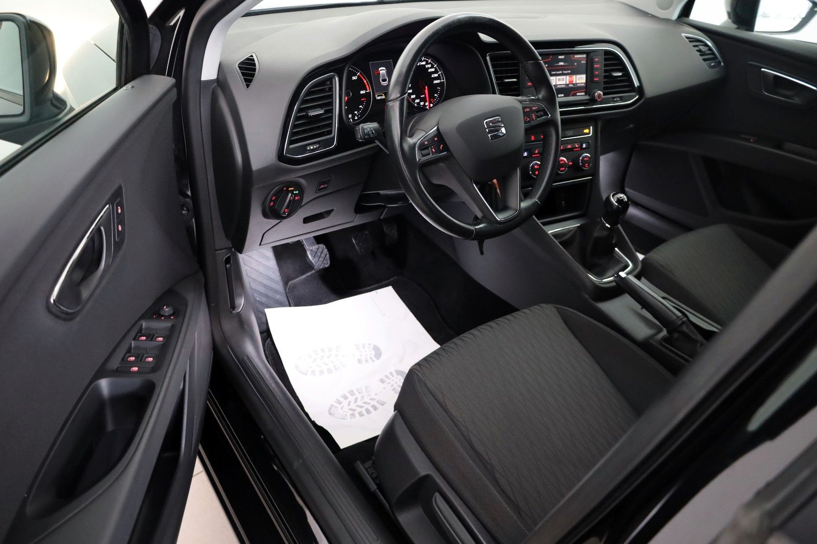 Fahrzeugabbildung SEAT Leon ST Style Navi,SH,PDC,AHK,8-fach bereift!