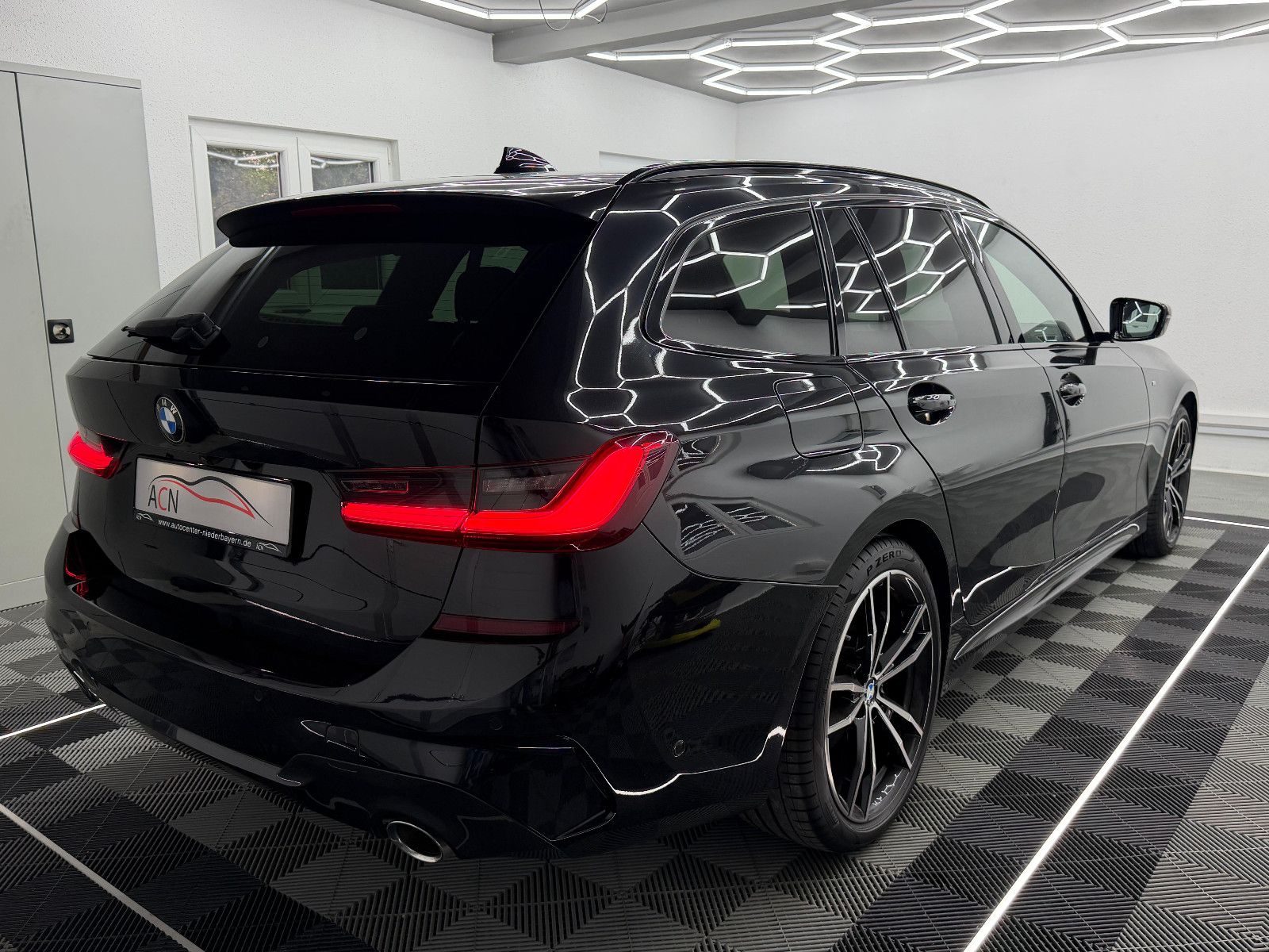 Fahrzeugabbildung BMW 320d xDrive M-SPORT/STZHG/AHK/DRIVING ASS+/DISPL