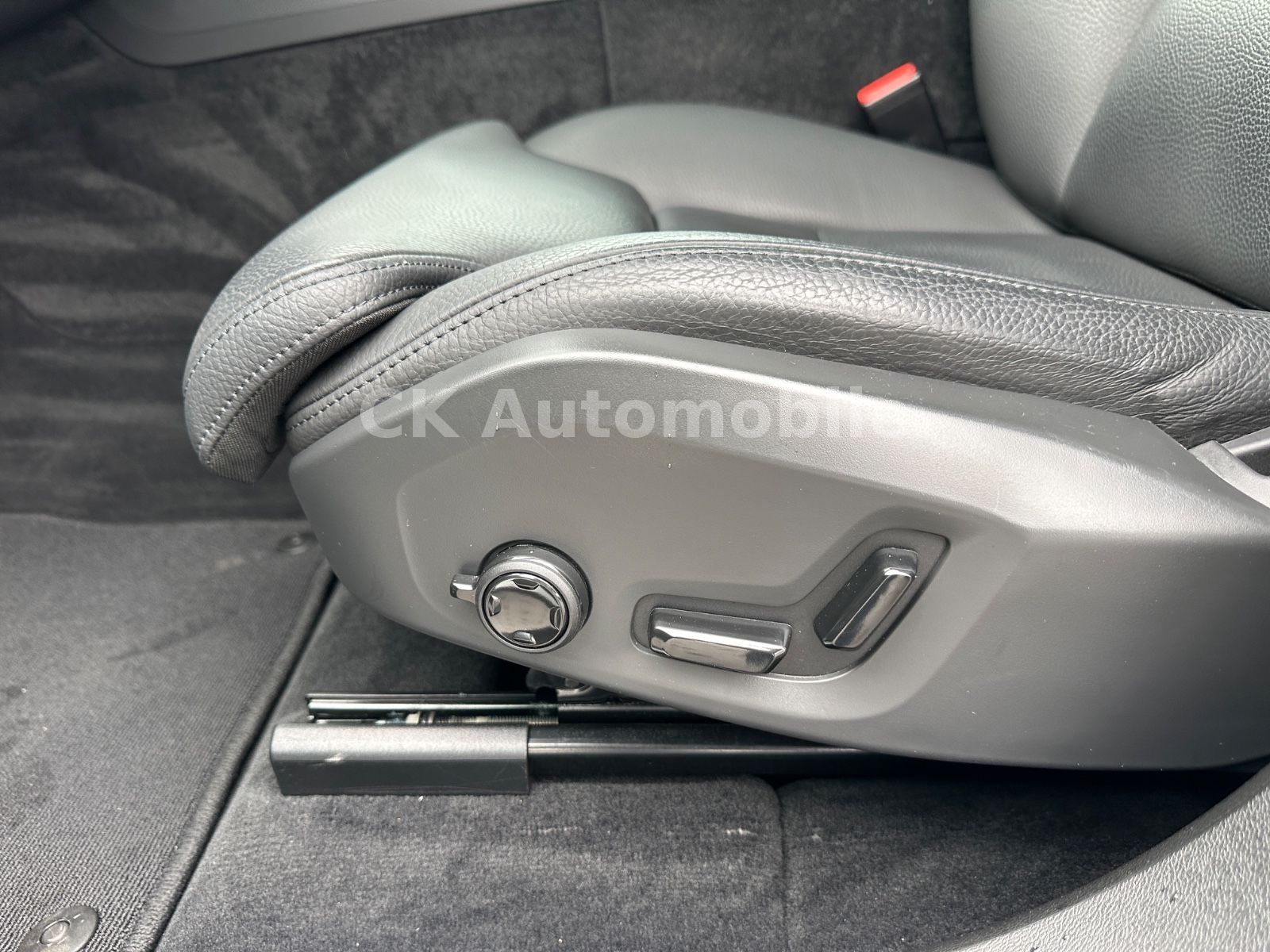 Fahrzeugabbildung Volvo XC60 T6 AWD Recharge Plus Dark/Pano/BLIS/AHK