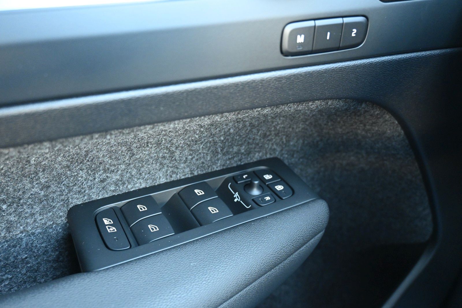 Fahrzeugabbildung Volvo XC40 B4 DKG Plus Black Edition*FSHZG*360°*ACC