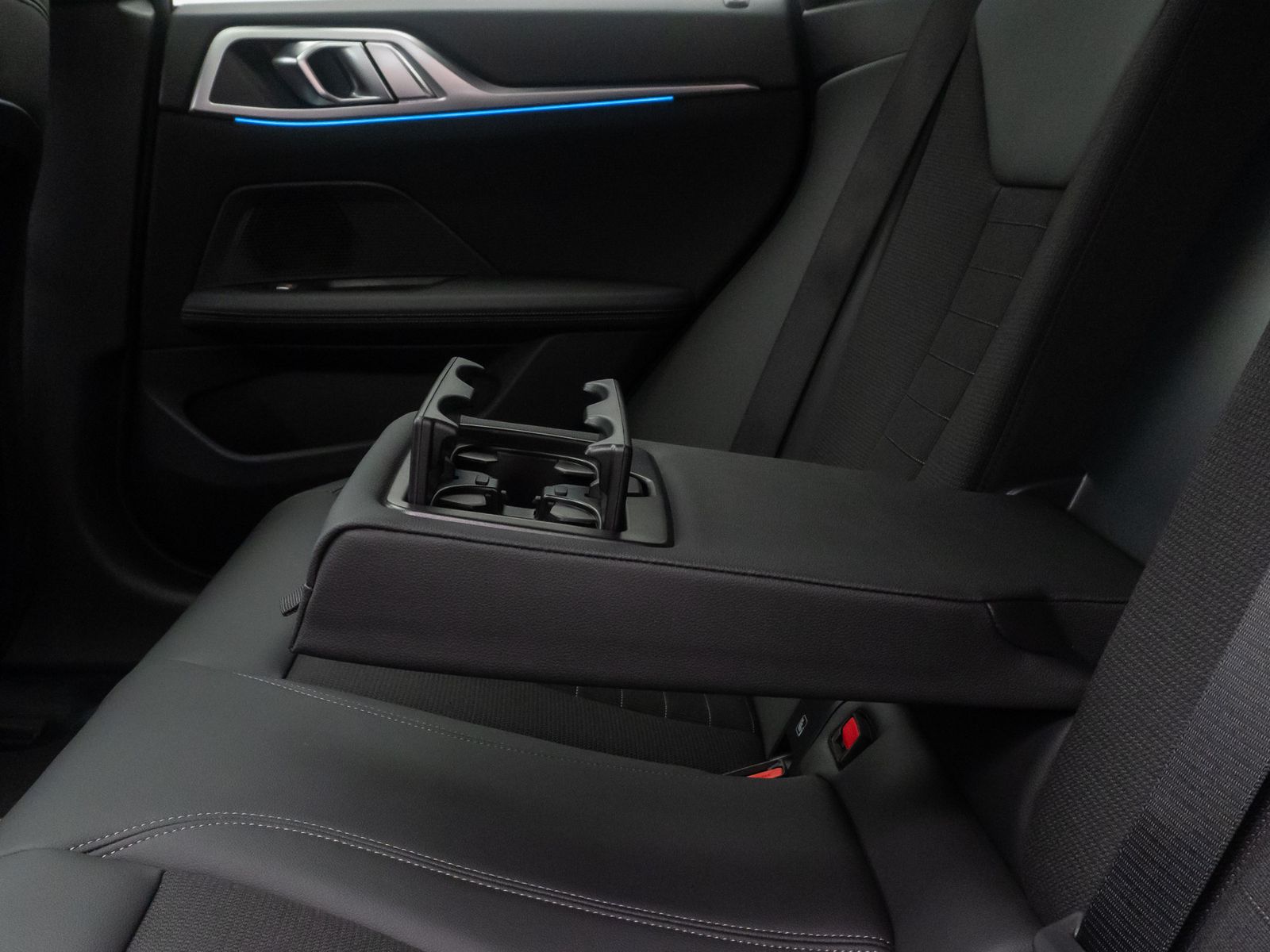Fahrzeugabbildung BMW i4 eD40 GC Glasdach HiFi 360&deg; Alarm HUD AHK DAB