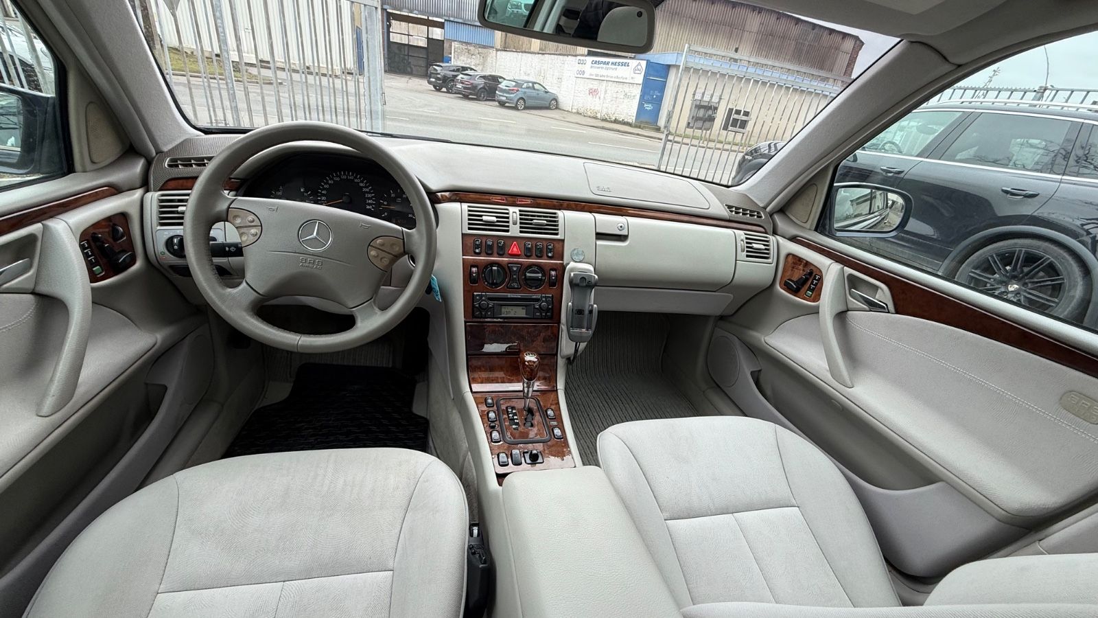 Fahrzeugabbildung Mercedes-Benz E 270 CDI ELEGANCE