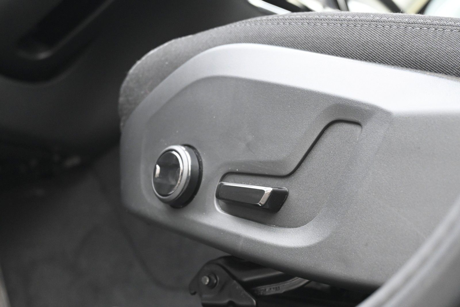 Fahrzeugabbildung Volvo XC60 B4D FWD Core*RFK*Qi*el.Heckkl*GoogleMaps
