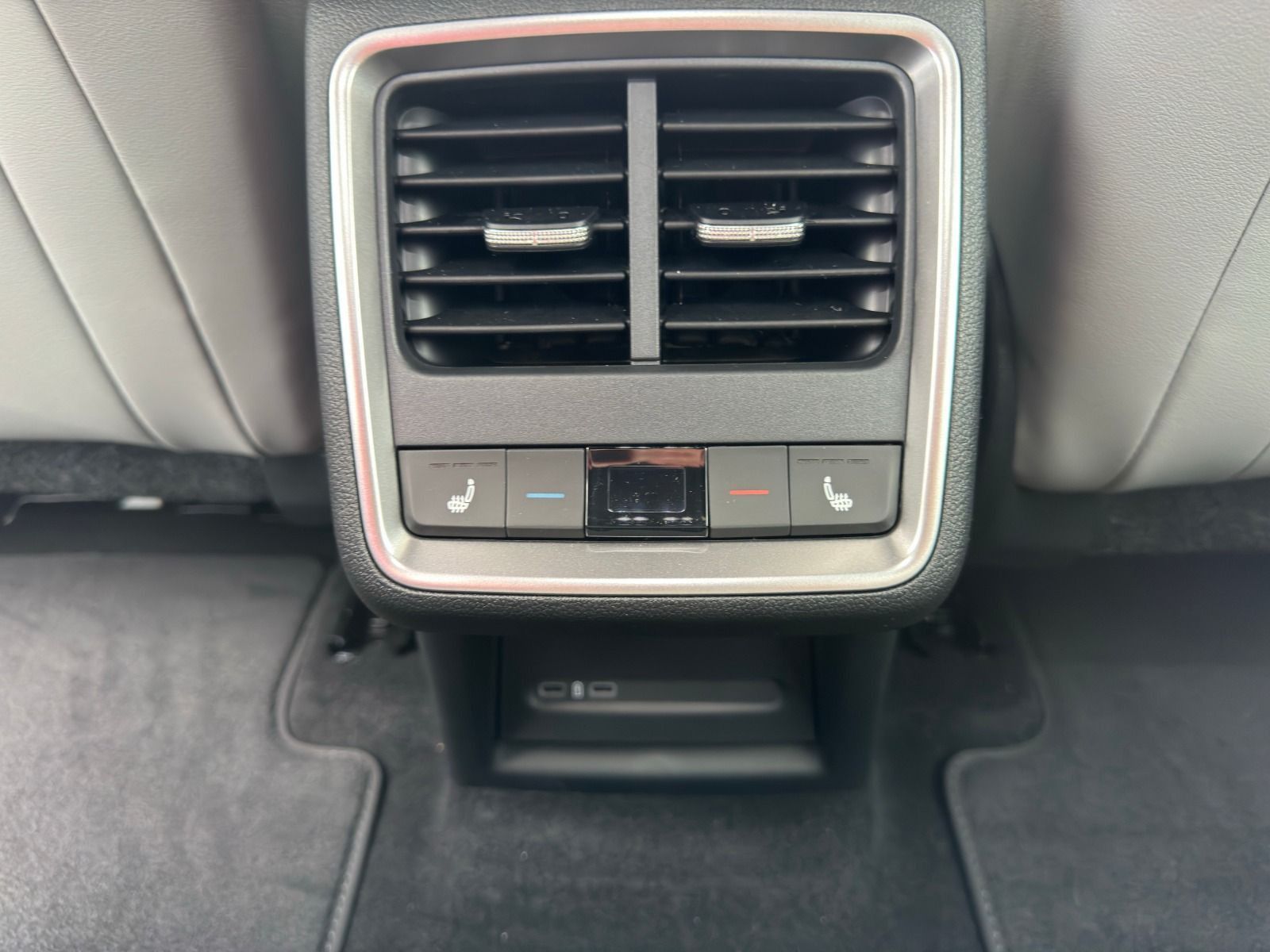 Fahrzeugabbildung SKODA Elroq 60 Lodge 204PS*AHK*RFK*20Zoll*Wärmepumpe