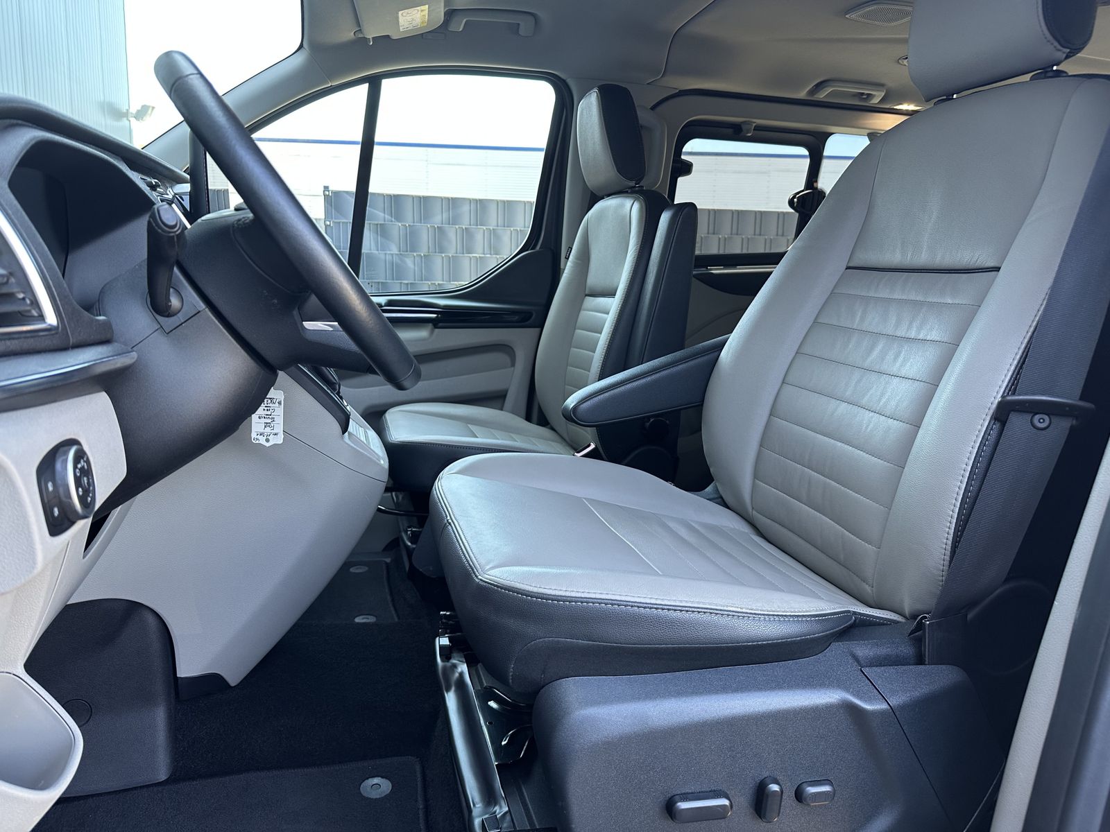 Fahrzeugabbildung Ford Tourneo Custom 320 L2H1 Titanium NAV+XEN+KAMERA