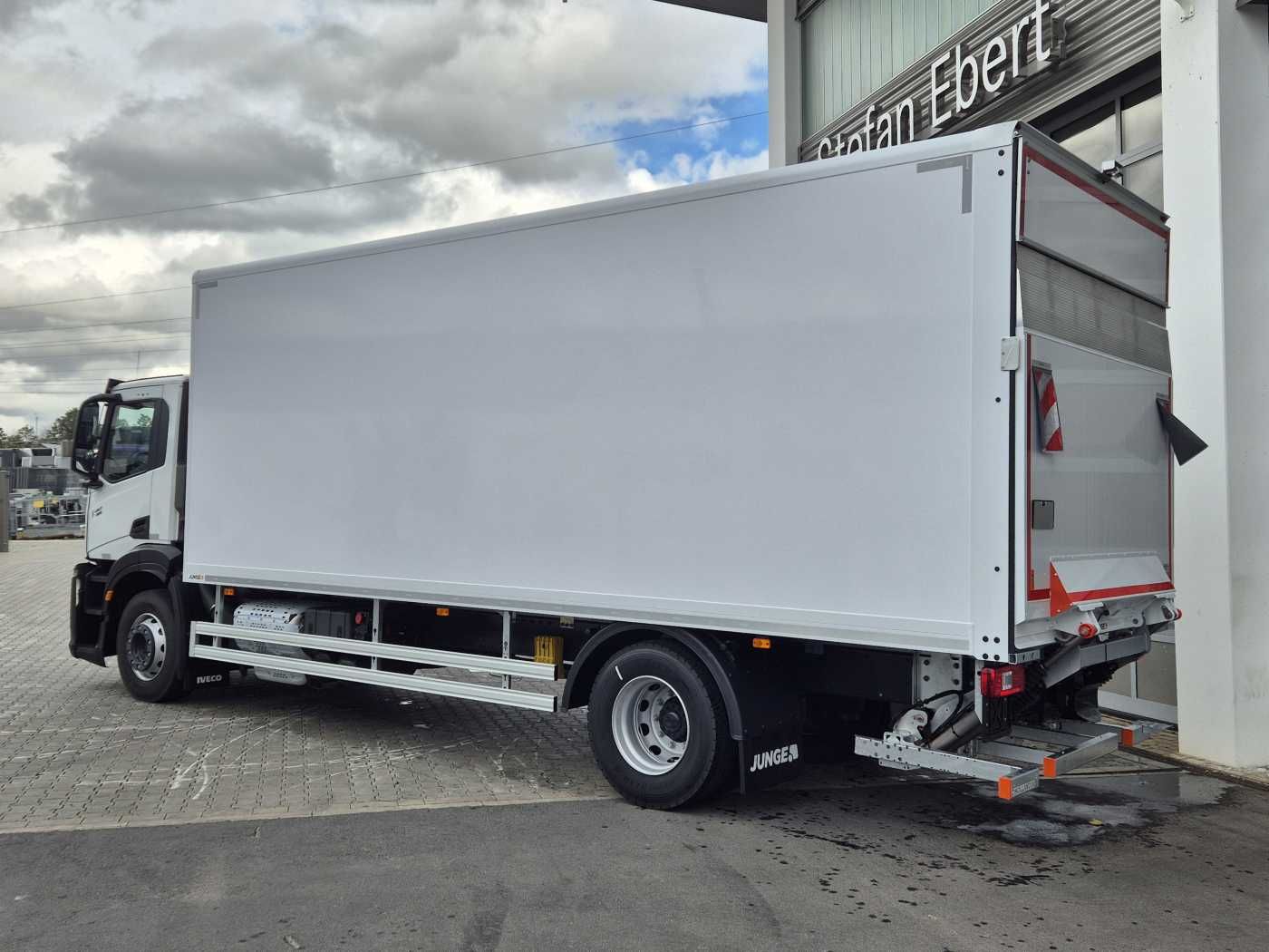 Fahrzeugabbildung Iveco AD190S40/P 4x2 Ladebordwand 2.000kg Navi ACC