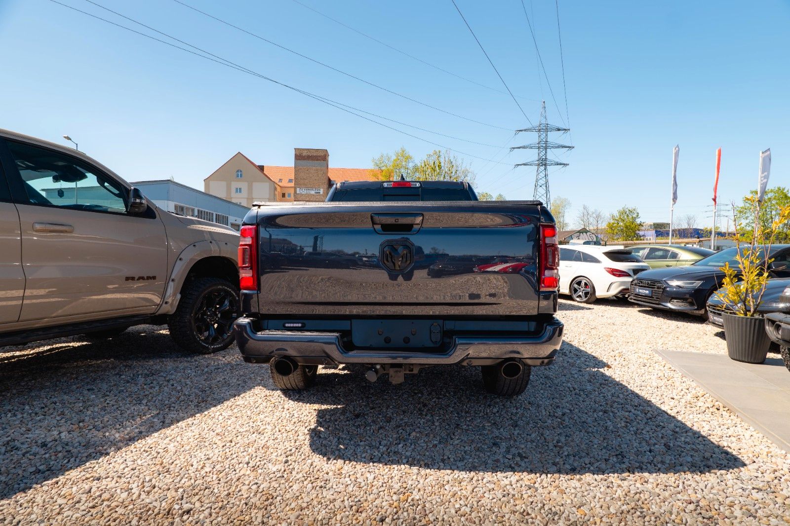 Fahrzeugabbildung Dodge RAM 5.7 V8 HEMI 4x4 NIGHT-Paket LARAMIE 22 Zoll