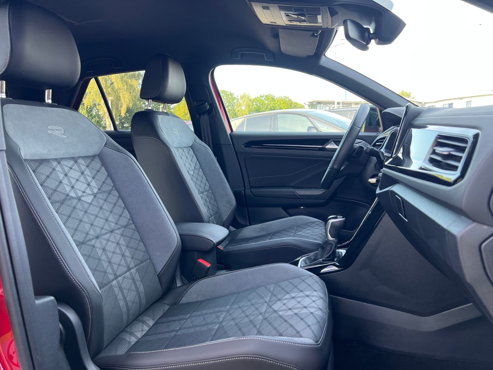 Fahrzeugabbildung Volkswagen T-Roc R-Line 1.5 TSI DSG *Black Style, AHK, LED,