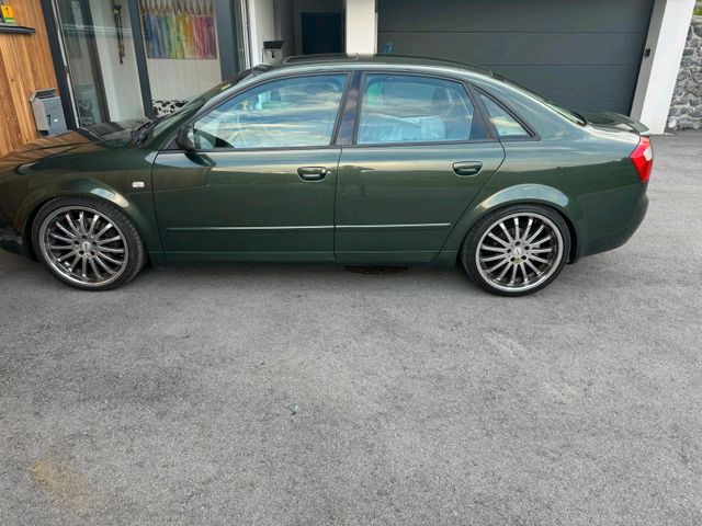 Audi A4 3.0 Quattro.  220 PS