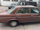 Mercedes-Benz W123 250 Oldtimer - Mercedes-Benz 250 mit Benzin-Antrieb: Limousine, W123