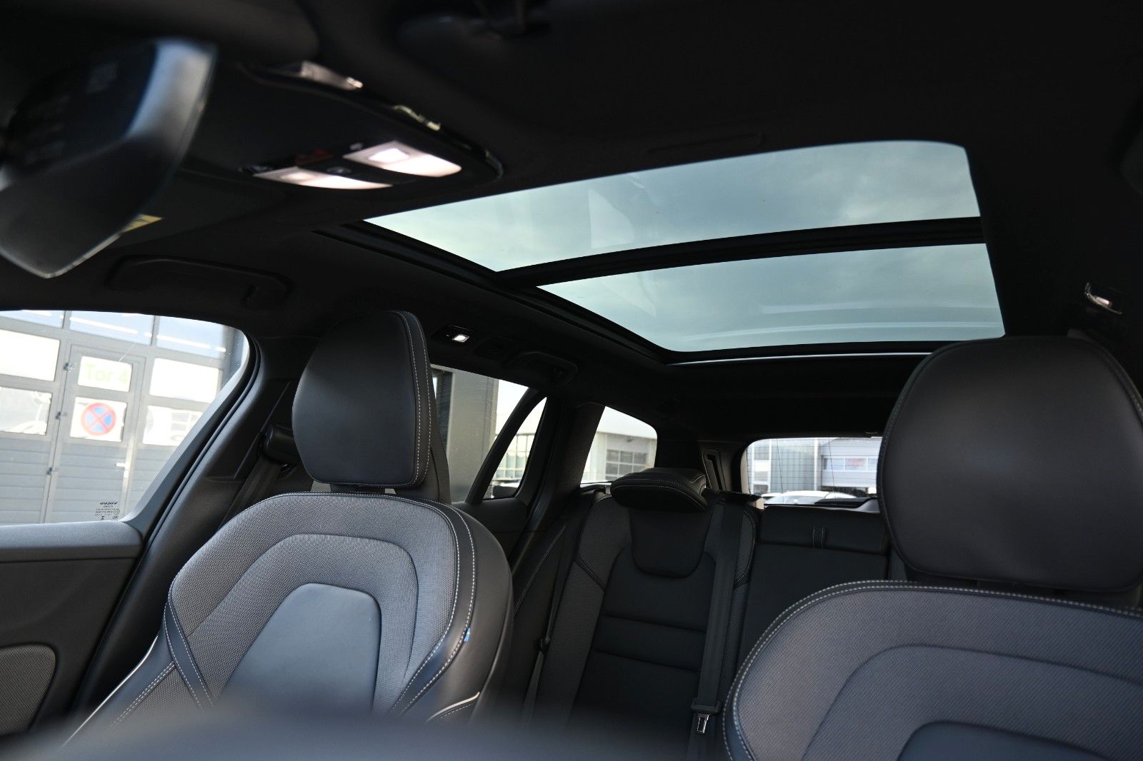 Fahrzeugabbildung Volvo V60 B4 Diesel CC Plus AWD*360°*PANO*H&K*