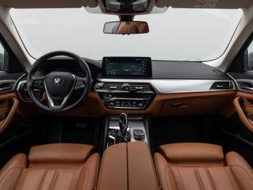 Fahrzeugabbildung BMW 520d Kamera HUD DAB Lenkrhzg Massage AHK Alarm