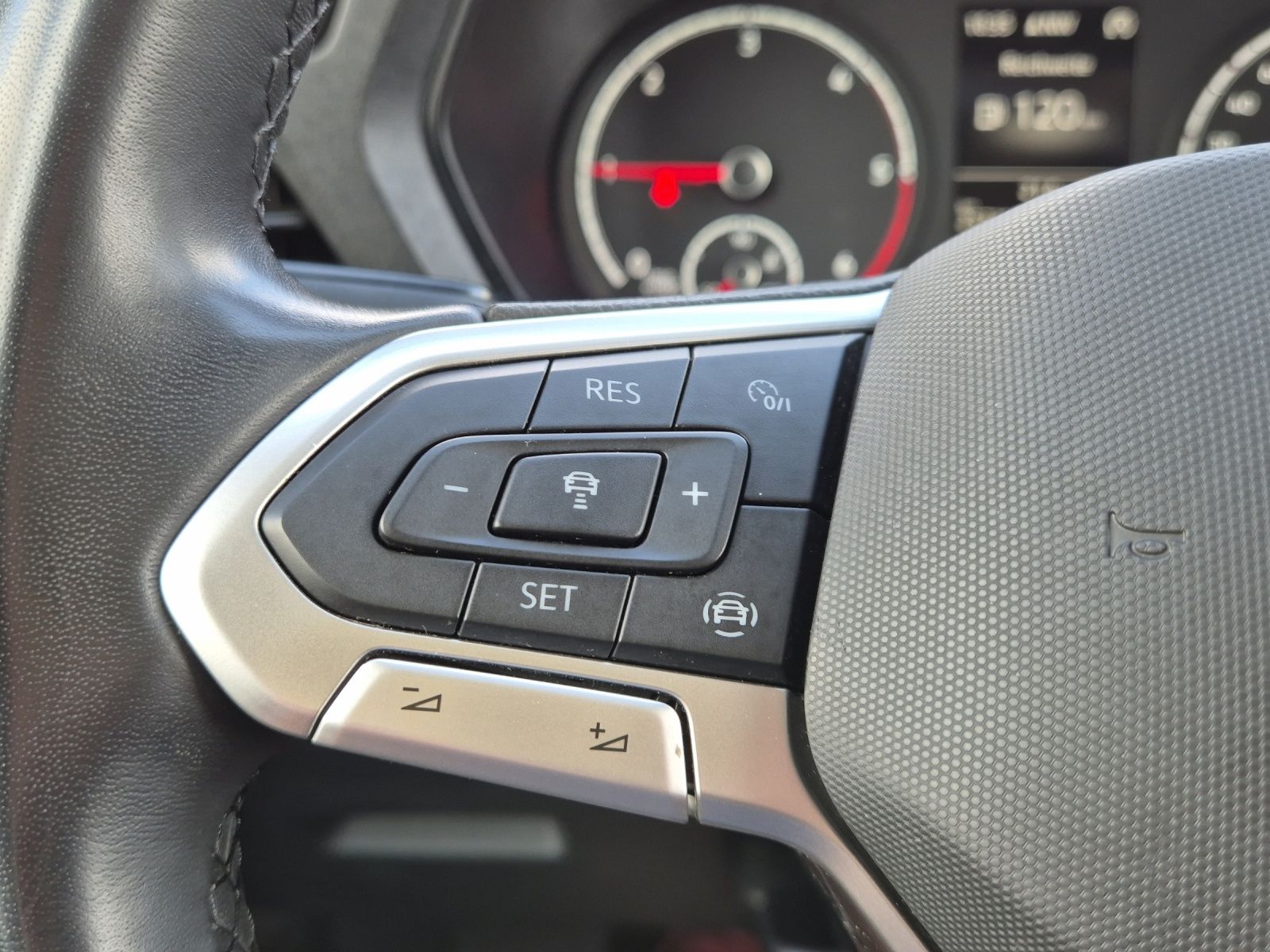 Fahrzeugabbildung Volkswagen Caddy Kombi TDI Standhzg Navi ACC PDC SHZ