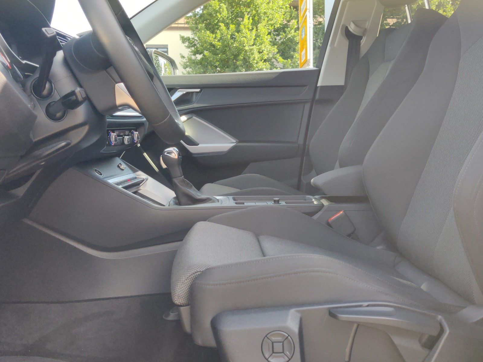 Fahrzeugabbildung Audi Q3 35 1.5 TFSI advanced AHK,LED,Navi,SHZ,ACC,PDC