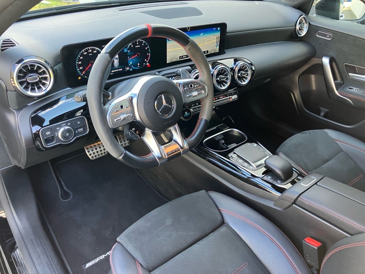 Fahrzeugabbildung Mercedes-Benz AMG A 45 4M+ NIGHT+MULTIBEAM+KEYL+AMBIENTE+KAM++
