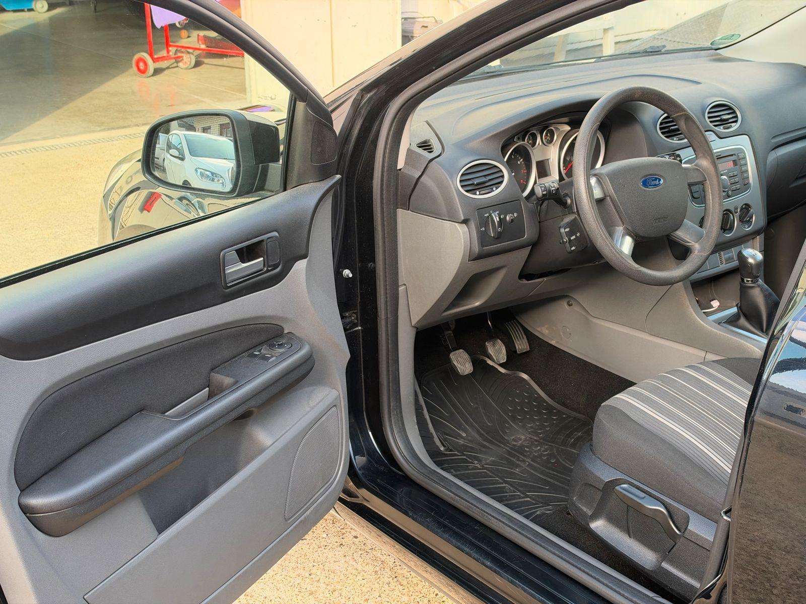 Ford Focus 2010 — photo 11