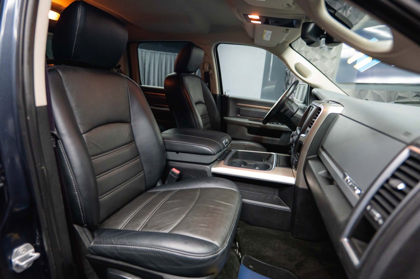 Fahrzeugabbildung Dodge RAM 5.7 V8 HEMI 4x4 Offroad Night  LONGBED*LPG*