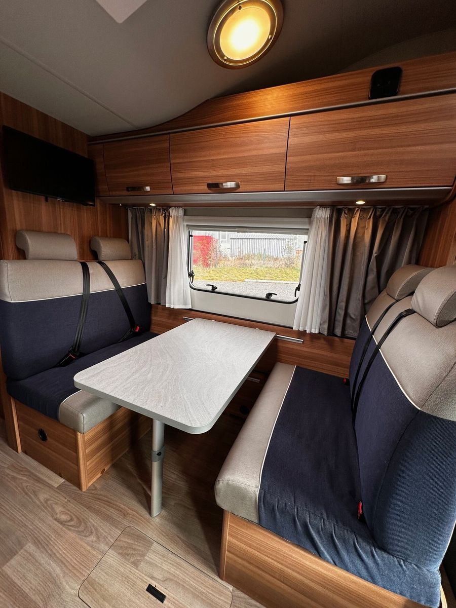 Fahrzeugabbildung Weinsberg CaraHome 700 DG 5 Sitzplätze Alkoven Familie