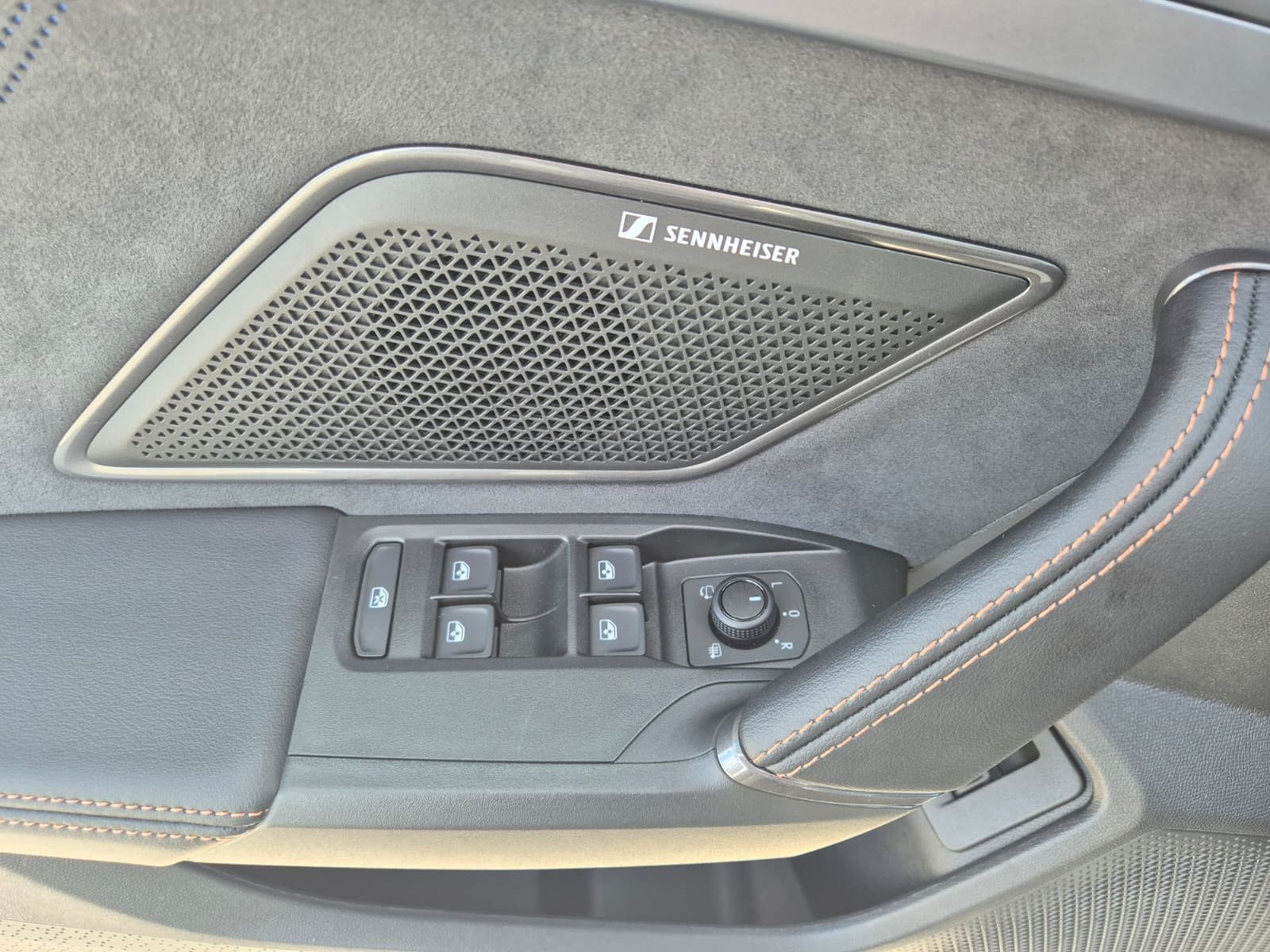 Fahrzeugabbildung CUPRA Leon 1.5 eTSI PANO*DCC*MATRIX*DINAMICA*AHK*5JG.