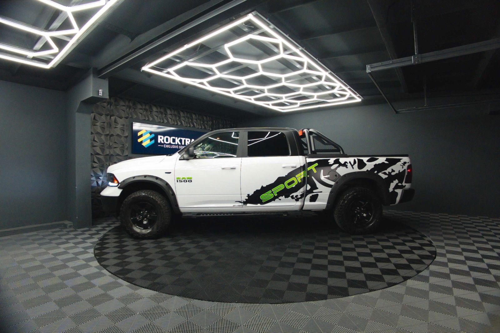 Fahrzeugabbildung Dodge RAM 5.7 V8 HEMI 4x4 OFFROAD Night-Paket LONGBED