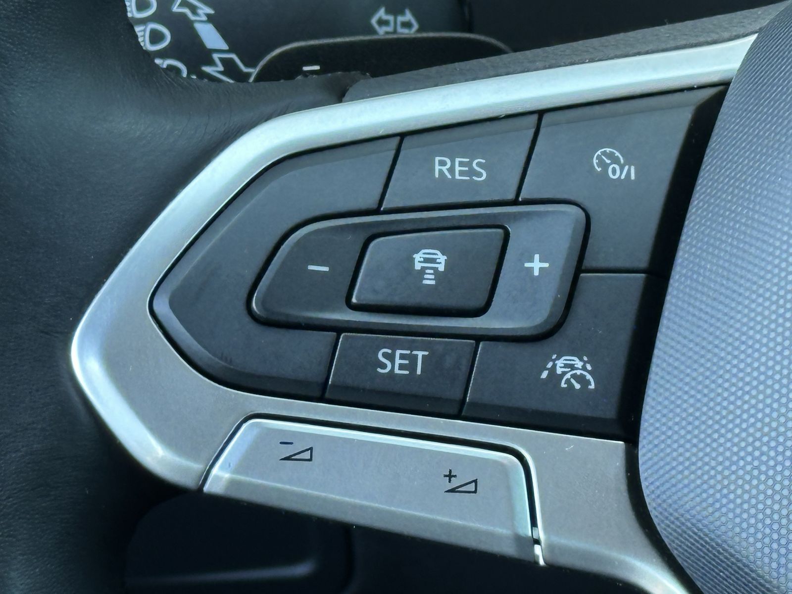 Fahrzeugabbildung Volkswagen Tiguan 2.0 TDI DSG Elegance NAV+LED+ACC+AHK+SHZ