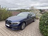 BMW Blauer BMW 540i XDrive mit Panorama-Dach -... - BMW 540 in Stuttgart