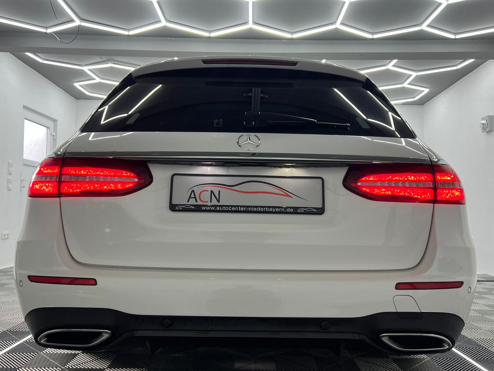 Fahrzeugabbildung Mercedes-Benz E 220 d AMG-LINE/PANO/BURMESTER/DISTRONIC PLUS