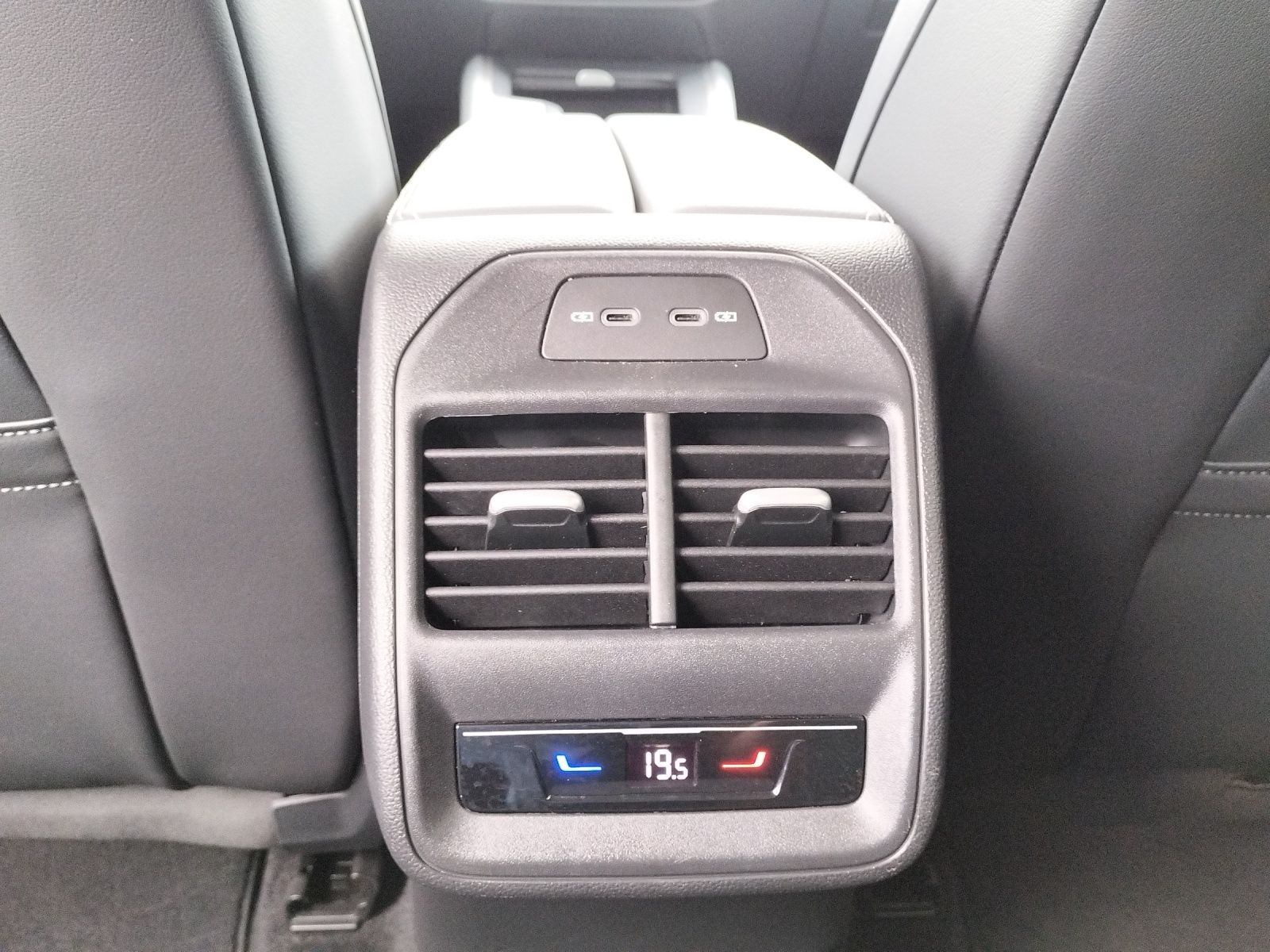 Fahrzeugabbildung Volkswagen Passat Business eTSI DSG LED ACC AHK SHZ Massage