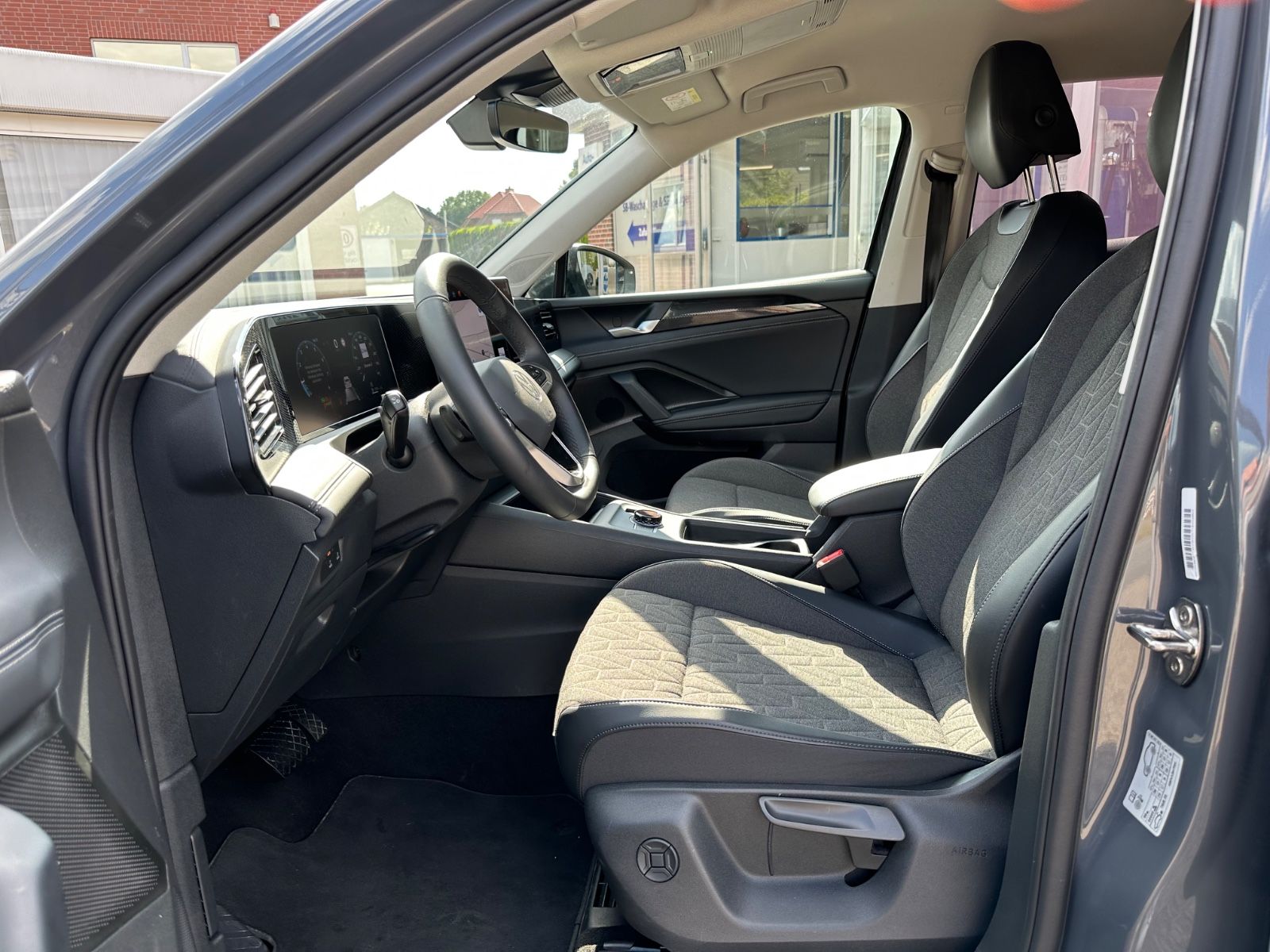 Fahrzeugabbildung Volkswagen Tiguan 1.5 eTSI Life DSG AHK/Navi/ACC/LED/SHZG