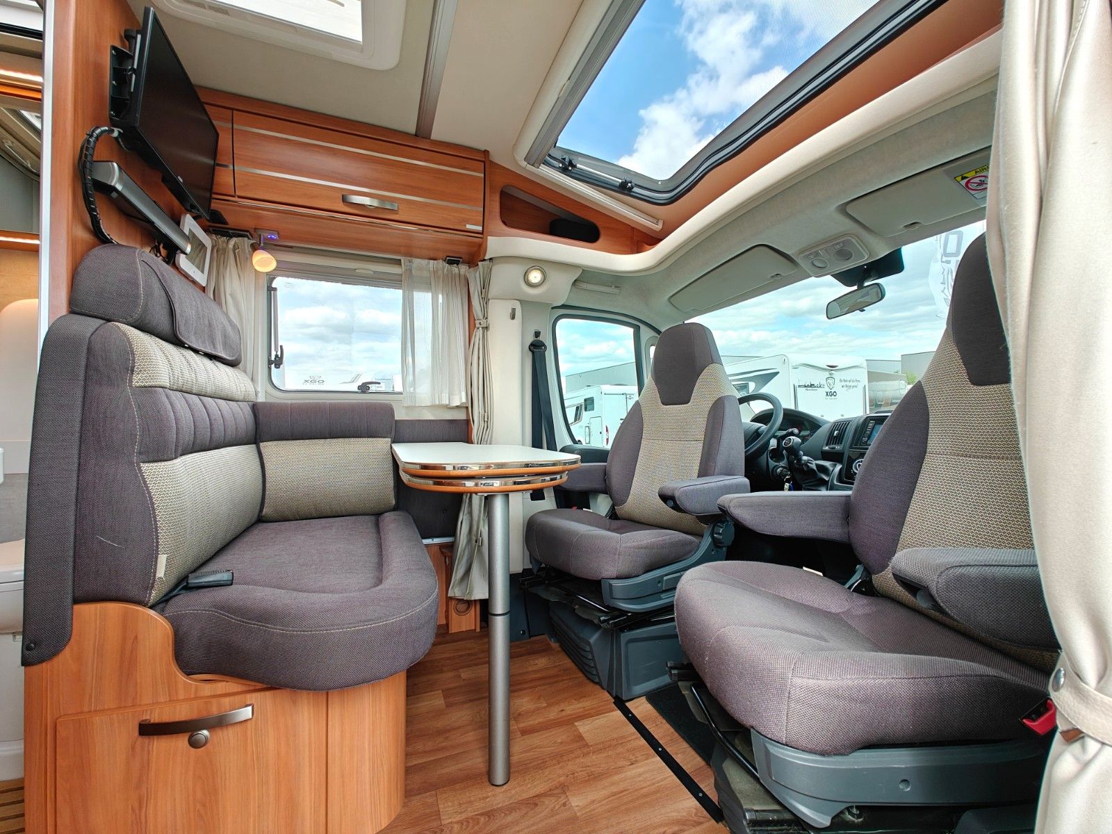 Fahrzeugabbildung HYMER / ERIBA / HYMERCAR Van 374 - Autom. SAT, TV, 2x Solar, DuoControl -