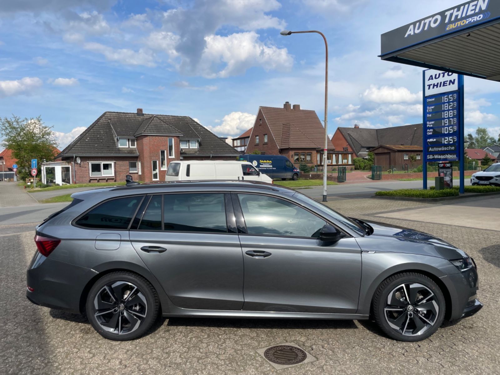 Fahrzeugabbildung SKODA Octavia Combi 2.0 TSI Sportline DSG Navi/LED/4x4