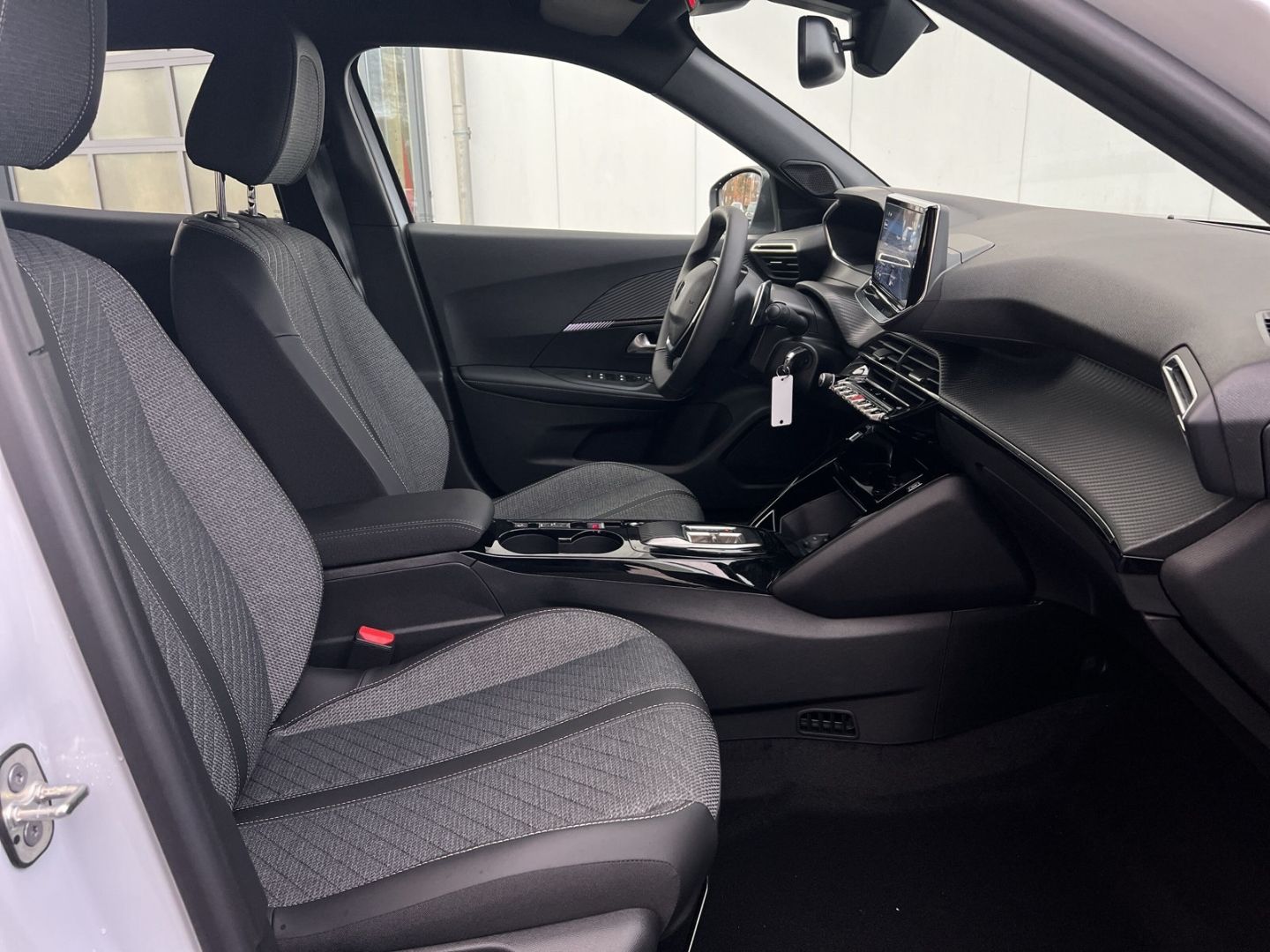 Fahrzeugabbildung Peugeot 2008 Allure Hybrid 145 e-DSC6 CarPlay Klimaautom