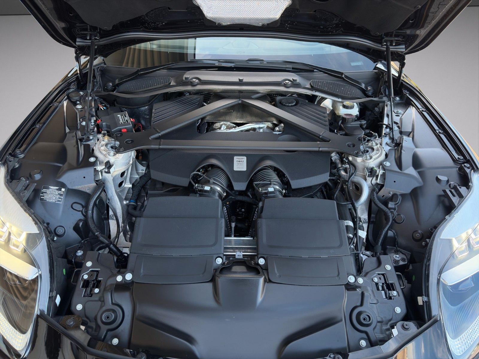 Fahrzeugabbildung Aston Martin DB12 4.0 V8 Volante PPF Bowers & Wilkins
