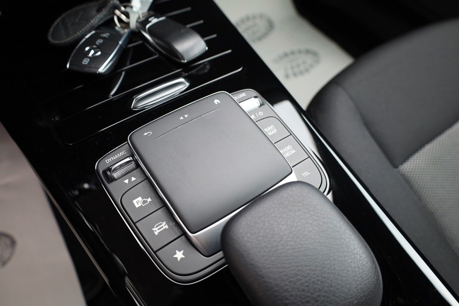 Fahrzeugabbildung Mercedes-Benz CLA 200 d, Navi, SH, Carplay, Kamera, Widescreen