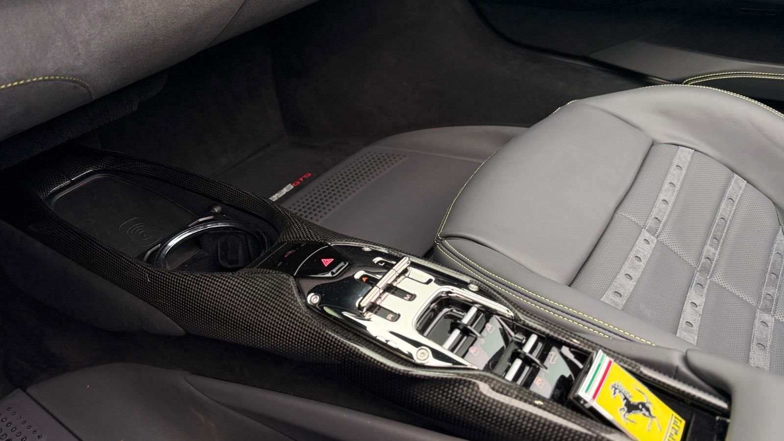 Fahrzeugabbildung Ferrari 296 GTS*Voll Karbon*Lift*Kamera*LED*1.Hand