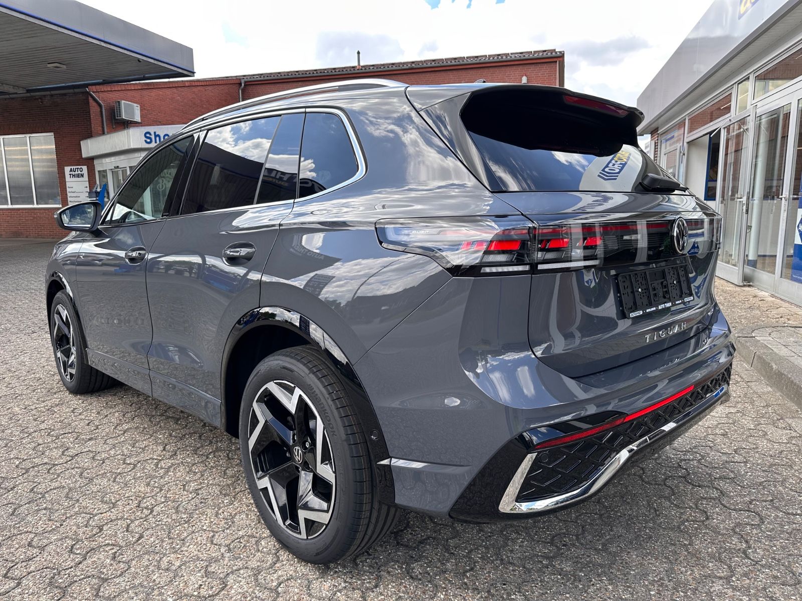 Fahrzeugabbildung Volkswagen Tiguan 1.5 eTSI R-Line DSG AHK/Navi/APP/LED/SHZG