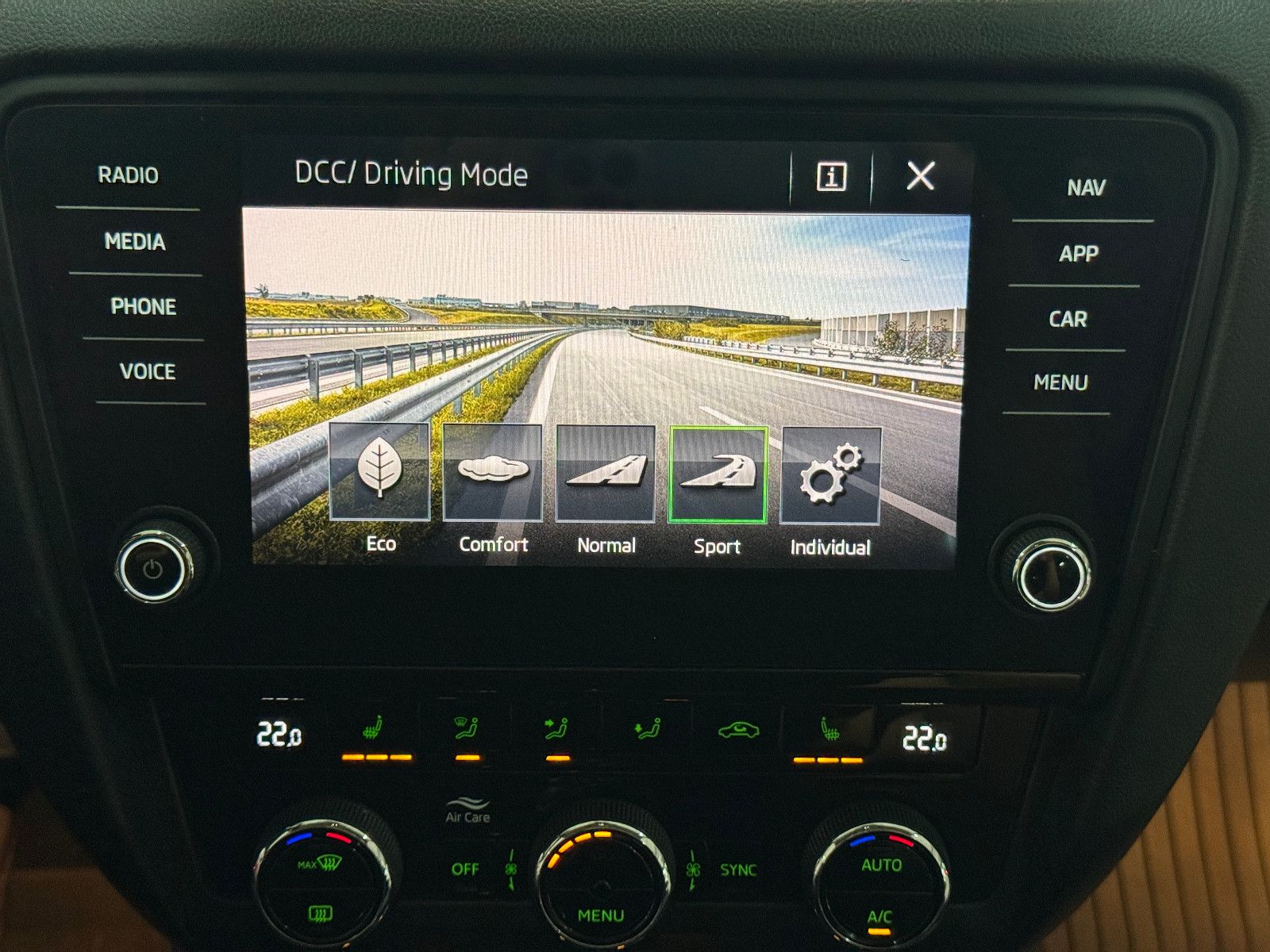 Fahrzeugabbildung SKODA Octavia STYLE 4X4 PANO NEUER MOTOR / MEGA VOLL