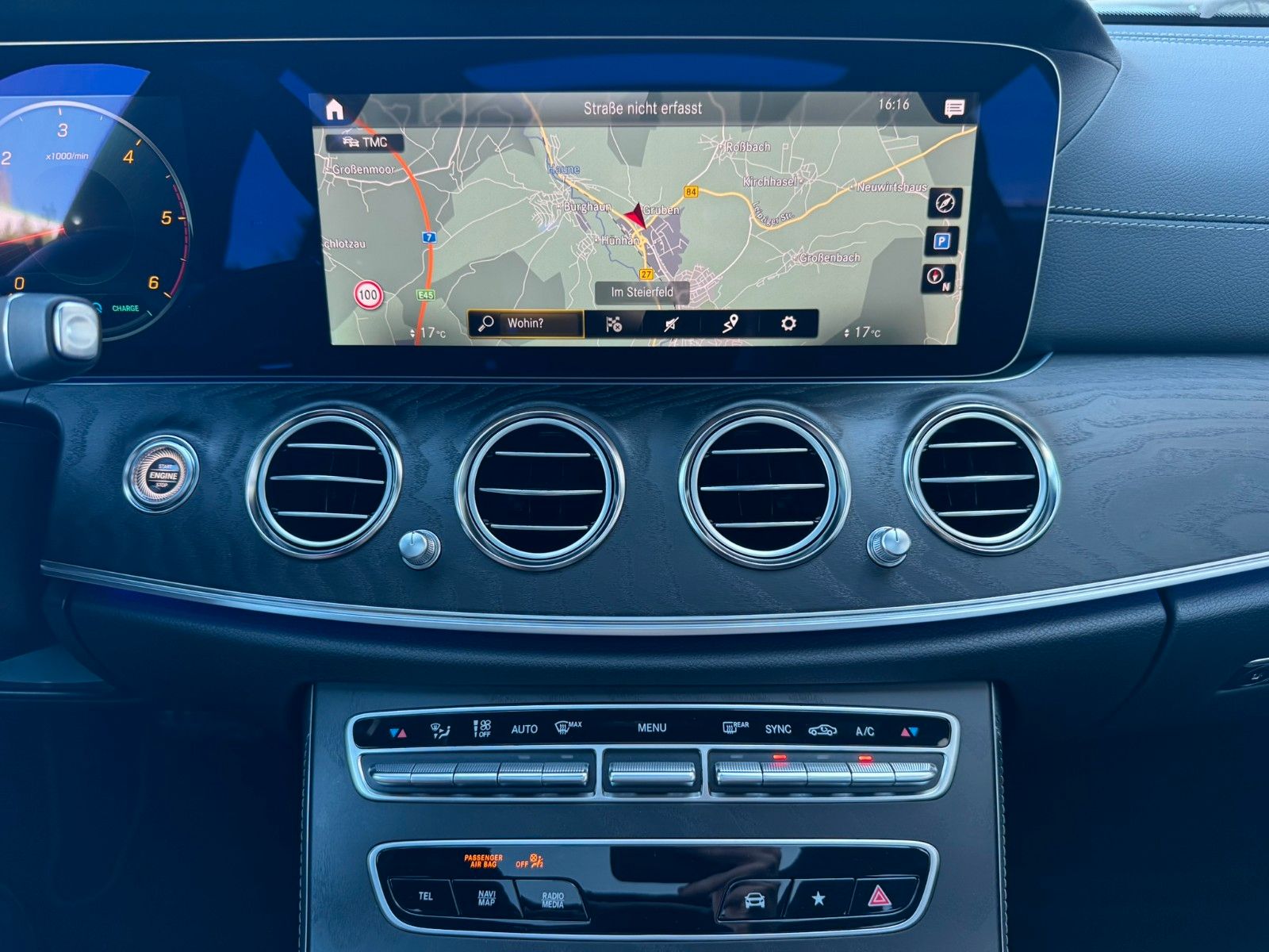 Fahrzeugabbildung Mercedes-Benz E 300 d  T 4M AMG HUD+PANO+AHK+Burm+Distr+360°